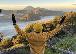 Bromo, Jawa Timur: Gunung Berapi yang Menyuguhkan Pemandangan Epik